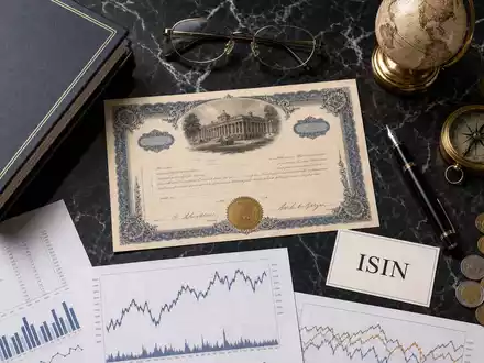 Franklin Resources US3546131018 Flatlay mit Aktienzertifikat ISIN-Karte Kompass Globus und Finanzdokumenten auf Marmor - Foto: THN