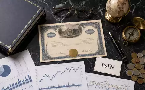Franklin Resources US3546131018 Flatlay mit Aktienzertifikat ISIN-Karte Kompass Globus und Finanzdokumenten auf Marmor - Foto: THN