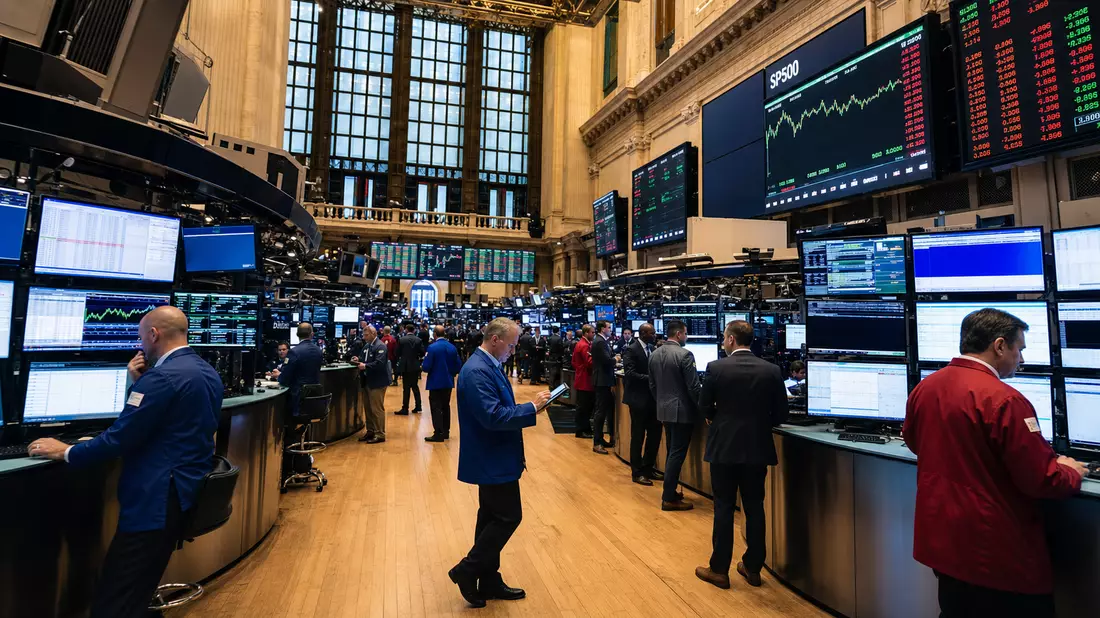 Redaktionelle Fotografie des NYSE Börsensaals mit Händlern und SP500 Index-Anzeige für Franklin Resources