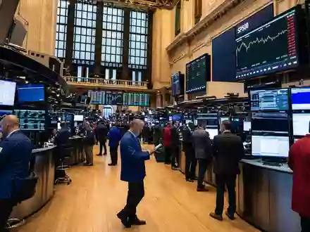 Franklin Resources US3546131018 NYSE Börsensaal mit Händlern SP500-Charts und dramatischer Hallenbeleuchtung im Editorial-Stil - Foto: THN
