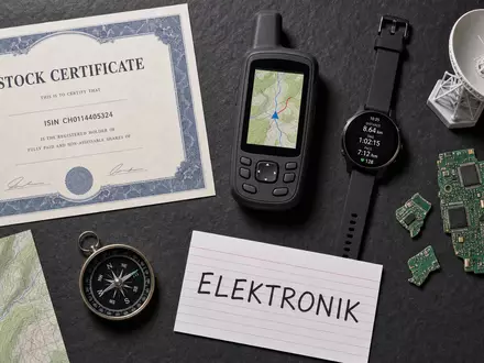 Garmin Ltd. Flatlay Aktienzertifikat ISIN CH0114405324 GPS-Gerät Smartwatch Kompass Elektronik-Arrangement Draufsicht Schiefer - Foto: THN