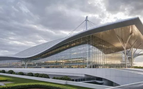 Fraport AG Terminal DE0005773303 visualisiert als modernes architektonisches CGI-Render mit Glasfassade und Stahlkonstruktion - Foto: THN