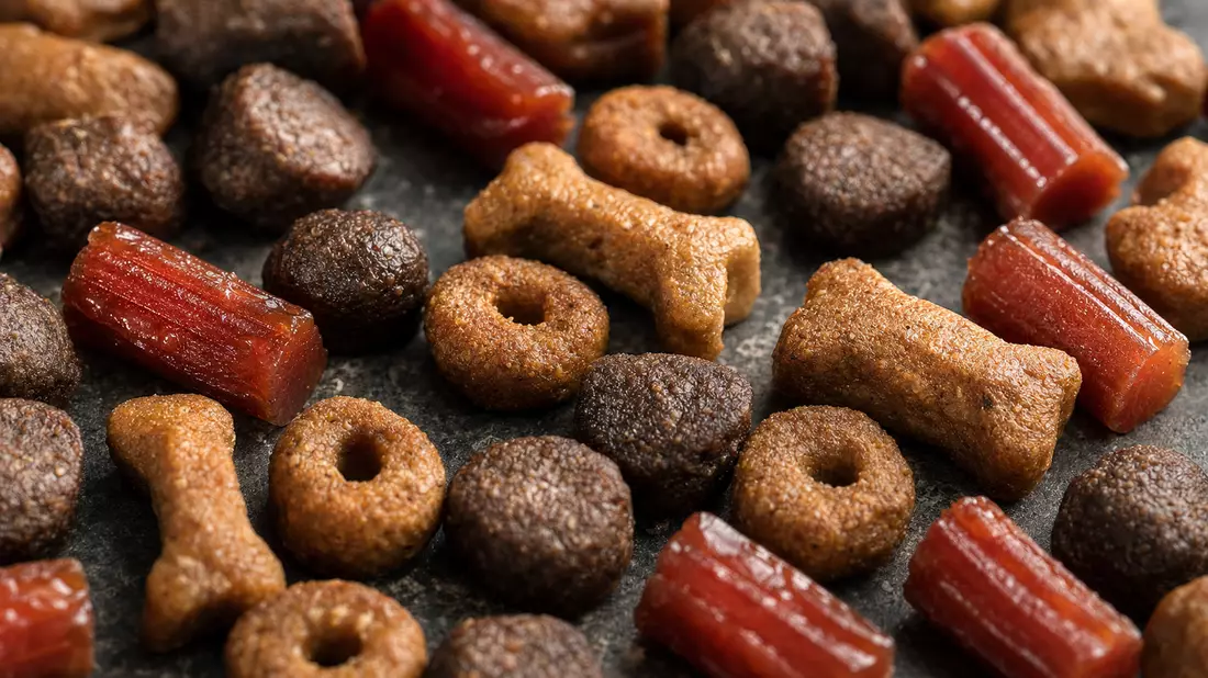Makroaufnahme von Tiernahrung-Pellets mit scharfer Textur und warmem Licht