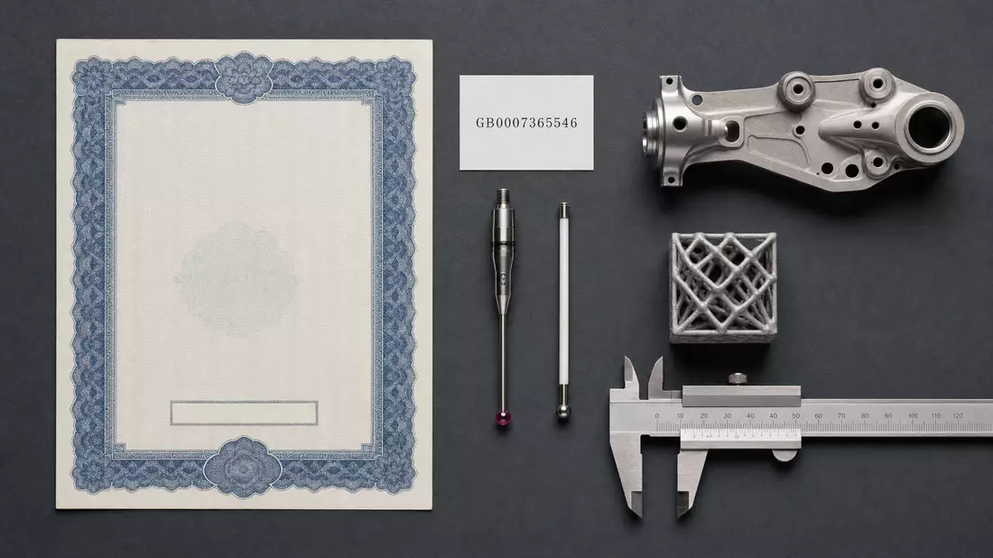 Flatlay mit Aktienzertifikat, ISIN-Karte, Messtaster und Präzisionswerkzeugen