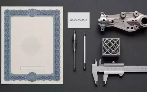 Renishaw plc (GB0007365546) steht für Messtechnik, dargestellt im Flatlay mit Aktienzertifikat, ISIN-Karte und Präzisionswerkzeugen - Foto: THN