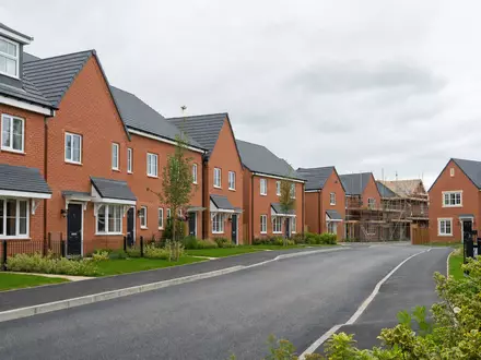 Redrow plc (GB0007323586) baut Wohnsiedlungen mit modernen Backsteinhäusern in britischen Vororten heute - Foto: THN
