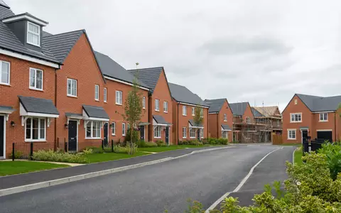 Redrow plc (GB0007323586) baut Wohnsiedlungen mit modernen Backsteinhäusern in britischen Vororten heute - Foto: THN