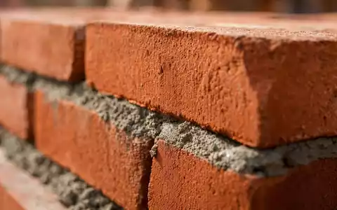 Redrow plc (GB0007323586) baut mit Materialien wie diesen Ziegelsteinen, hier in einer detailreichen Makroaufnahme gezeigt - Foto: THN