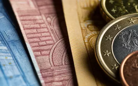Makroaufnahme von Banknoten und Münzen symbolisiert Mediobanca S.p.A. mit ISIN IT0000062957 im Finanzgeschäft Italiens - Foto: THN