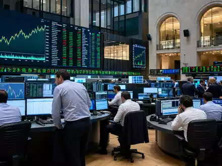 Börsen-Editorial vom Handelsraum in Mailand zeigt Mediobanca S.p.A. mit ISIN IT0000062957 im FTSE-MIB-Index - Foto: THN