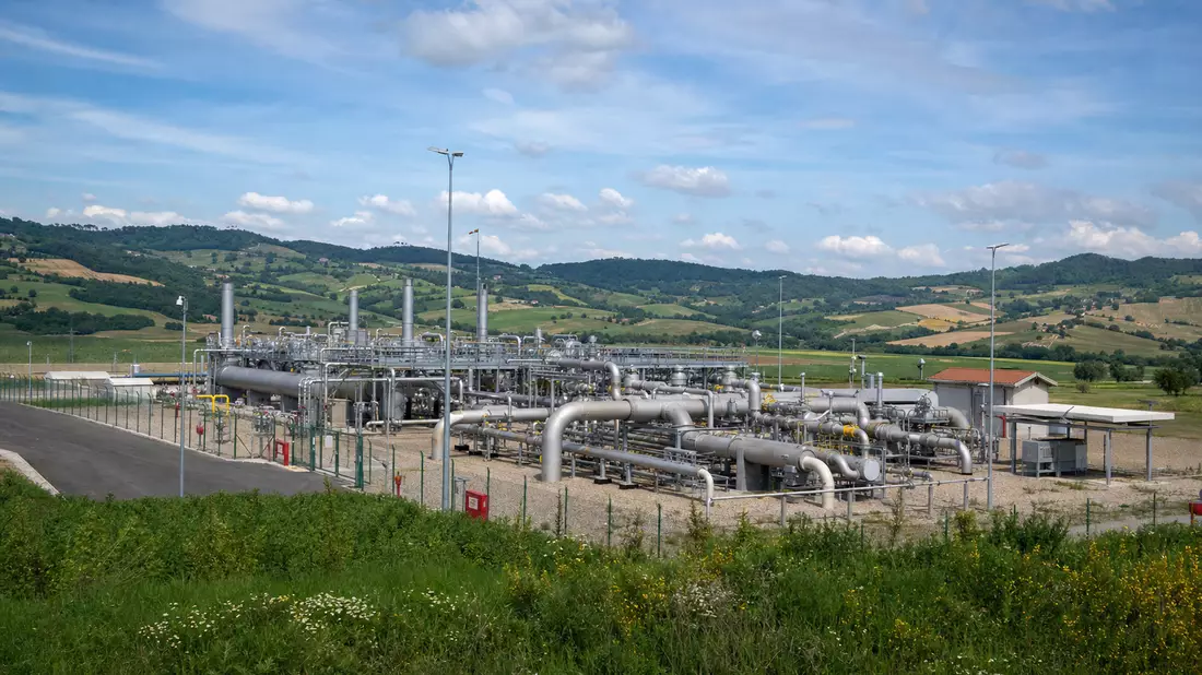 Fotorealistische Gaspipeline-Anlage in italienischer Landschaft bei Tageslicht
