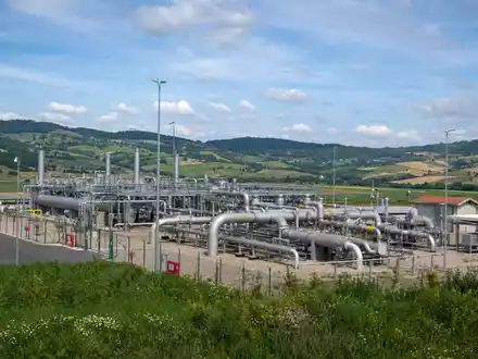 Snam S.p.A. (IT0003153415) betreibt italienische Gaspipelines, hier eine realistische Fernleitungsstation in ländlicher Landschaft - Foto: THN