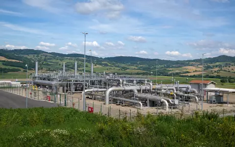 Snam S.p.A. (IT0003153415) betreibt italienische Gaspipelines, hier eine realistische Fernleitungsstation in ländlicher Landschaft - Foto: THN