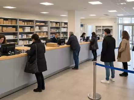 Poste Italiane S.p.A. (IT0003796171) zeigt hier ein modernes Postbüro mit wartenden Kunden am Schalter - Foto: THN