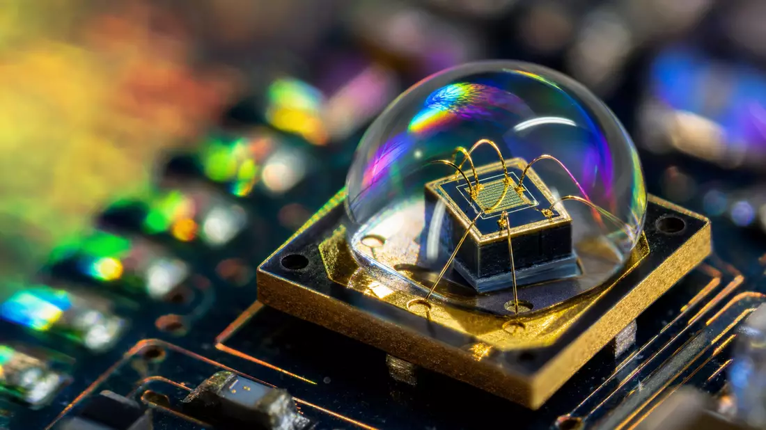 Makroaufnahme eines LED-Sensorchips mit Golddrahtverbindungen auf Leiterplatte