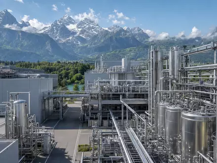 Bachem Holding AG (CH0012530207) betreibt moderne Peptid-Produktionsanlagen mit Bioreaktoren vor Schweizer Alpenpanorama - Foto: THN