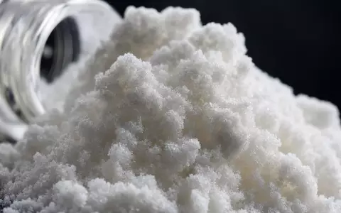 Bachem Holding AG (CH0012530207) produziert kristallines Peptidpulver, hier in extremer Makroaufnahme mit feiner Textur gezeigt - Foto: THN