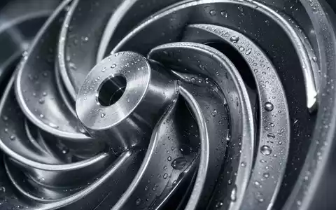 Sulzer AG (CH0038388911) zeigt in einer Makroaufnahme ein glänzendes Edelstahl-Pumpenlaufrad mit feinen Wassertropfen - Foto: THN
