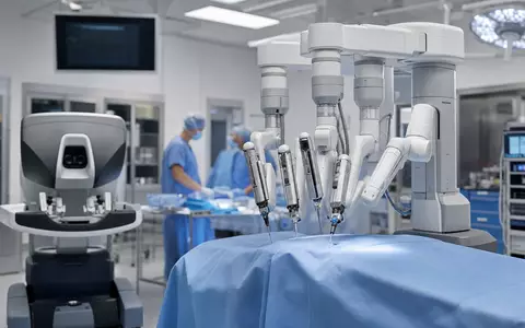 Fotorealistisches OP-Robotersystem im Krankenhaus zeigt Intuitive Surgical Inc. (US46120E6023) und moderne Chirurgietechnik im OP-Saal - Foto: THN