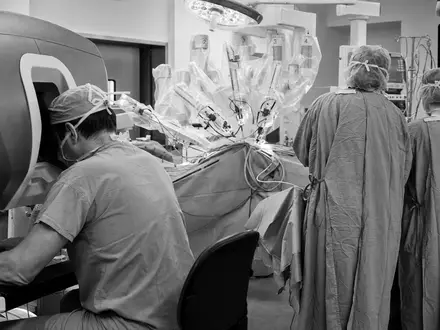 Dokumentarische Schwarzweiß-Reportage aus dem OP-Saal illustriert Intuitive Surgical Inc. (US46120E6023) und den Arbeitsalltag der Chirurgie-Robotik - Foto: THN