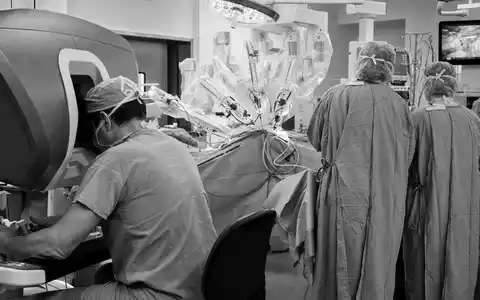 Dokumentarische Schwarzweiß-Reportage aus dem OP-Saal illustriert Intuitive Surgical Inc. (US46120E6023) und den Arbeitsalltag der Chirurgie-Robotik - Foto: THN