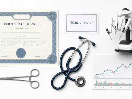Flatlay-Arrangement mit Aktienzertifikat und ISIN-Karte symbolisiert Intuitive Surgical Inc. (US46120E6023) neben medizinischen Instrumenten und Kursdiagramm - Foto: THN