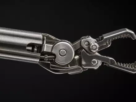 Makroaufnahme einer chirurgischen Instrumentenspitze veranschaulicht Intuitive Surgical Inc. (US46120E6023) und die Präzisionstechnik der Chirurgie-Robotik - Foto: THN