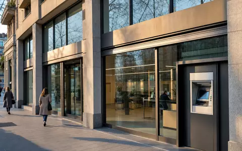 Fotorealistische Bankfiliale in Turin symbolisiert Intesa Sanpaolo S.p.A., ISIN IT0000072618, italienisches Bankwesen und Finanzdienstleistungen - Foto: THN
