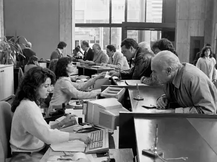 Schwarzweiß-Reportage einer Bankfiliale zeigt Intesa Sanpaolo S.p.A., ISIN IT0000072618, dokumentarisch im italienischen Bankensektor - Foto: THN