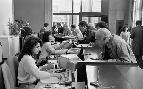 Schwarzweiß-Reportage einer Bankfiliale zeigt Intesa Sanpaolo S.p.A., ISIN IT0000072618, dokumentarisch im italienischen Bankensektor - Foto: THN