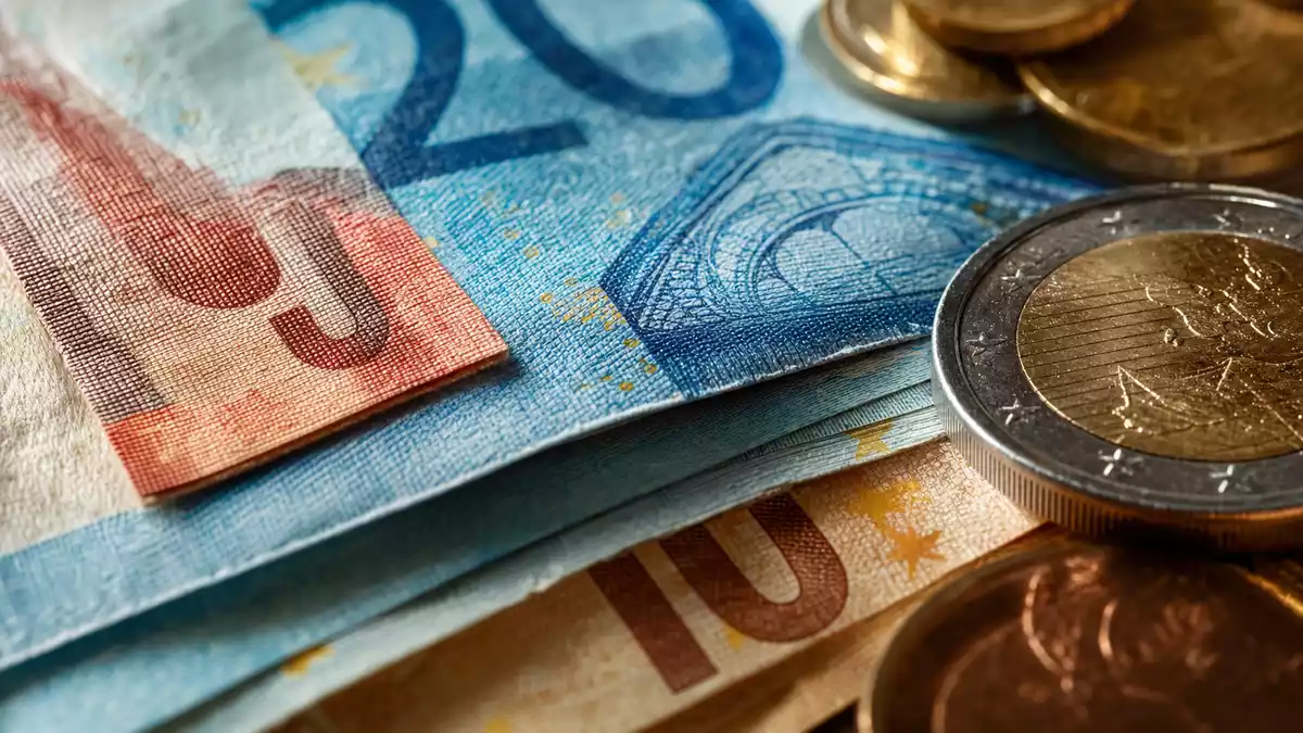 Makroaufnahme von Euro-Banknoten und Münzen in Nahaufnahme