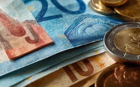 Makroaufnahme von Euro-Banknoten symbolisiert Intesa Sanpaolo S.p.A., ISIN IT0000072618, europäischen Bankkonzern und dessen Kerngeschäft - Foto: THN