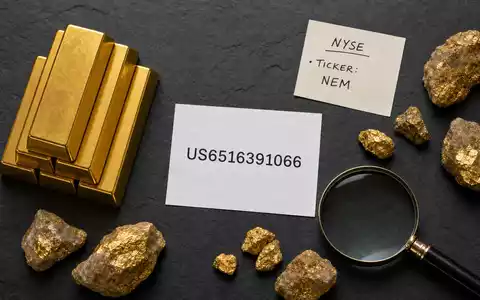 Newmont Corporation (US6516391066): Flatlay mit generischen Goldbarren, Erzstücken und Karte mit ISIN-Beschriftung - Foto: THN
