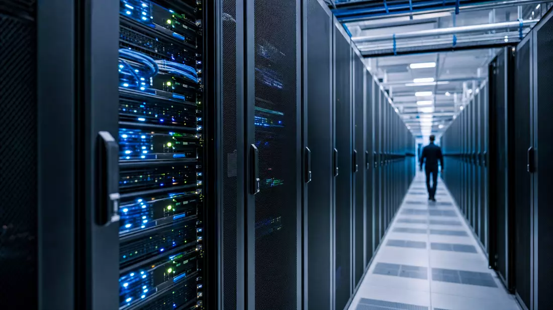 Moderner Serverraum mit Technikern zwischen beleuchteten Rechnerschränken in Rechenzentrum