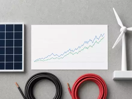 NextEra Energy Inc. (US65339F1012): Flatlay mit ISIN-Karte, Solarzelle, Windrad-Miniatur und aufgerollten Kabeln - Foto: THN