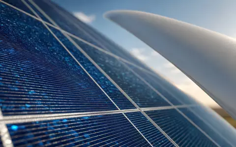 NextEra Energy Inc. (US65339F1012): Makroaufnahme einer Solarzelle und der Kante eines Windturbinenblatts - Foto: THN