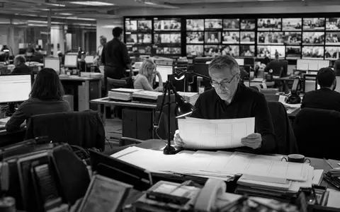 News Corp (Class A) US65249B1098: Schwarzweiß-Reportagefoto einer generischen belebten Nachrichtenredaktion mit Journalisten - Foto: THN