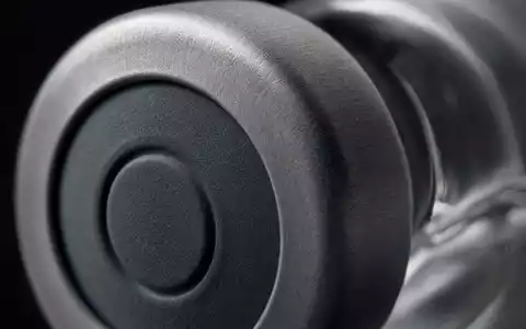 Makroaufnahme eines Elastomer-Verschlusses zeigt Materialdetails, typisch für Kernprodukte von West Pharmaceutical, ISIN US9523901012 - Foto: THN