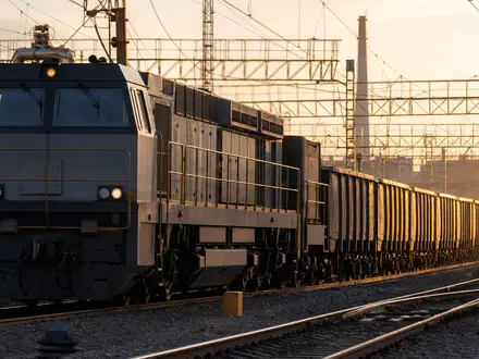 Dieses fotorealistische Bild zeigt eine Diesellokomotive mit Güterwaggons, passend zu Wabtec, ISIN US9297401088, Bahntechnik - Foto: THN