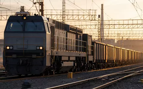 Dieses fotorealistische Bild zeigt eine Diesellokomotive mit Güterwaggons, passend zu Wabtec, ISIN US9297401088, Bahntechnik - Foto: THN