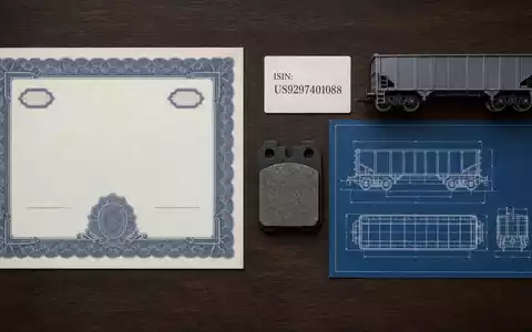 Flatlay-Arrangement mit Aktienzertifikat und ISIN-Karte visualisiert thematisch Wabtec, ISIN US9297401088, mit Bahntechnik-Utensilien angeordnet - Foto: THN