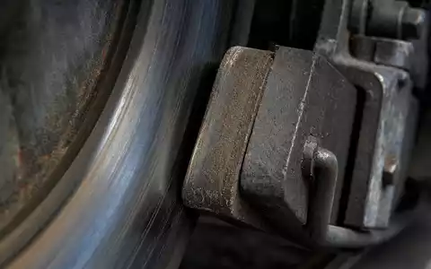 Makroaufnahme von Bremsklotz und Stahlschiene zeigt technisches Detail für Wabtec, ISIN US9297401088, Bahntechnik-Material eindrucksvoll - Foto: THN