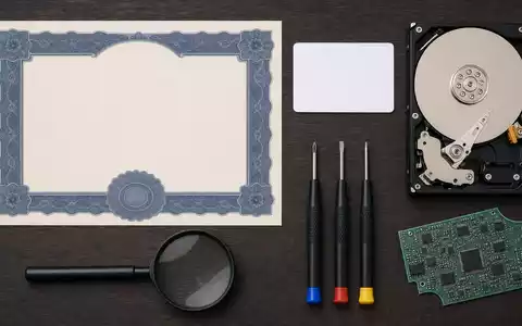 Flatlay-Arrangement zeigt Aktienzertifikat, ISIN-Karte und Festplattenkomponenten von Western Digital, ISIN US9581021055, ordentlich drapiert - Foto: THN