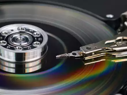 Makroaufnahme zeigt glänzende Magnetscheibe einer Festplatte von Western Digital, ISIN US9581021055, in extremer Nahaufnahme - Foto: THN