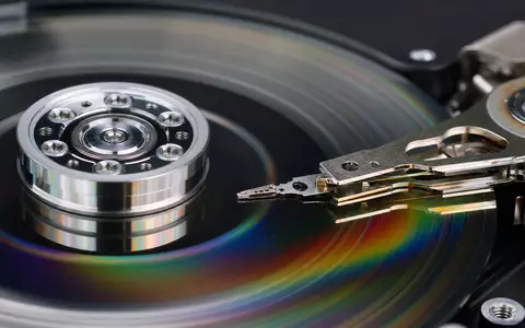 Makroaufnahme zeigt glänzende Magnetscheibe einer Festplatte von Western Digital, ISIN US9581021055, in extremer Nahaufnahme - Foto: THN