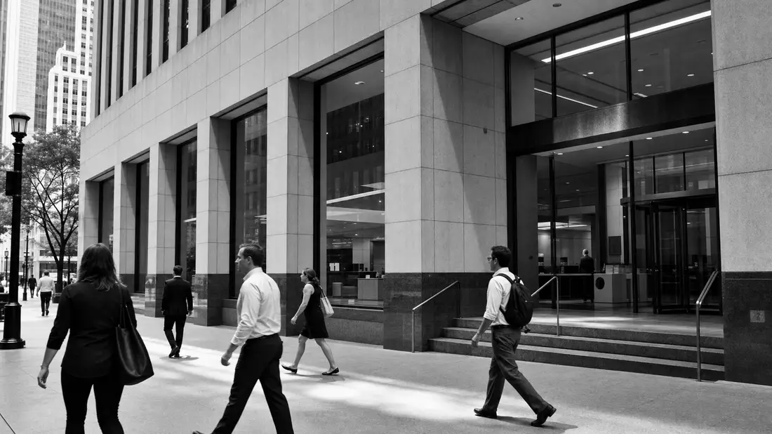 Dokumentarische Schwarzweiß-Aufnahme Bankgebäude, Wells Fargo & Co., US9497461015