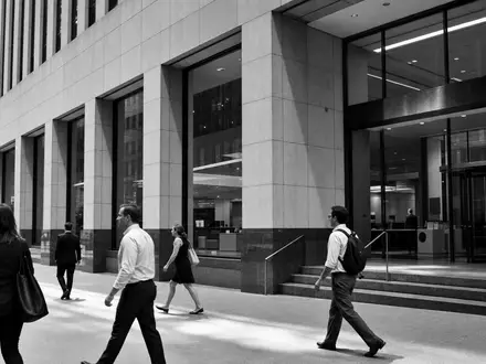 Schwarz-weiß-Reportage zeigt Bankgeschäft der Branche von Wells Fargo & Co., ISIN US9497461015, im Finanzviertel - Foto: THN