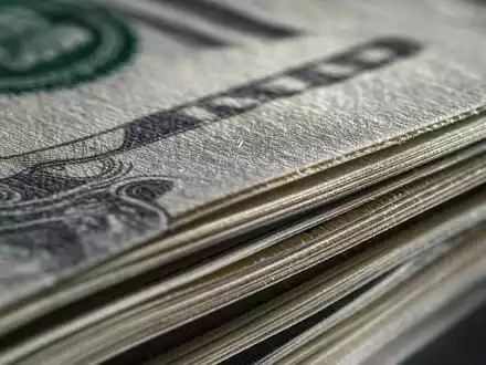 Makroaufnahme von Banknoten zeigt das Kerngeschäft von Wells Fargo & Co., ISIN US9497461015, im Bankensektor - Foto: THN
