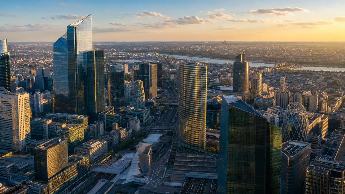 Fotorealistisches Panorama von La Défense Paris, Hochhäuser im Abendlicht