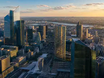 BNP Paribas S.A. FR0000131104 – Luftaufnahme des Pariser Finanzviertels La Défense im Abendlicht - Foto: THN